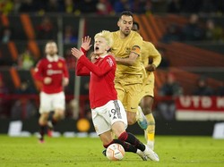 Gelandang veteran Barca Sergio Busquets sampai harus melanggar Garnacho. Foto: AP/Dave Thompson