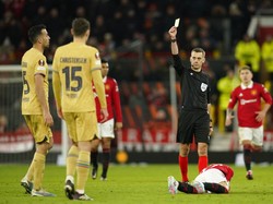 Akibat aksinya menjatuhkan Garnacho, Busquets pun dapat kartu kuning. Foto: AP/Dave Thompson