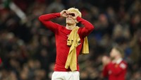 Ekspresi Garnacho merayakan kemenangan MU untuk lolos ke 16 besar Liga Europa. Netizen lebih fokus ke rambut blonde-nya, bilang Garnacho mirip Draco Malfoy di film Harry Potter.  Foto: AP/Dave Thompson
