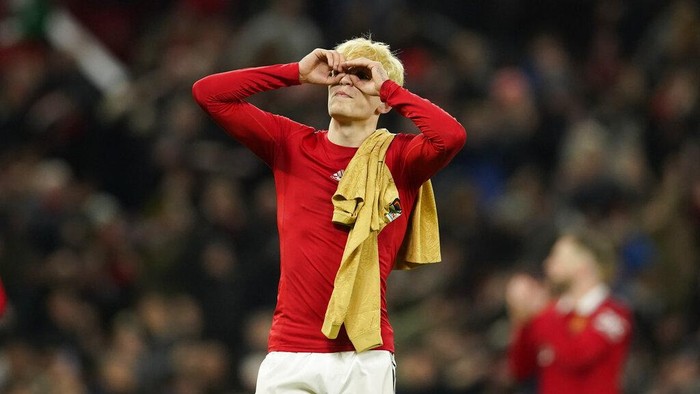 Manchester United's Alejandro Garnacho celebrates at the end of the Europa League playoff second leg soccer match between Manchester United and Barcelona at Old Trafford stadium in Manchester, England, Thursday, Feb. 23, 2023. Manchester United won 2-1. (AP Photo/Dave Thompson)