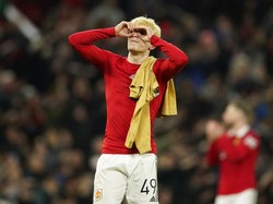 Ekspresi Garnacho merayakan kemenangan MU untuk lolos ke 16 besar Liga Europa. Netizen lebih fokus ke rambut blonde-nya, bilang Garnacho mirip Draco Malfoy di film Harry Potter.  Foto: AP/Dave Thompson