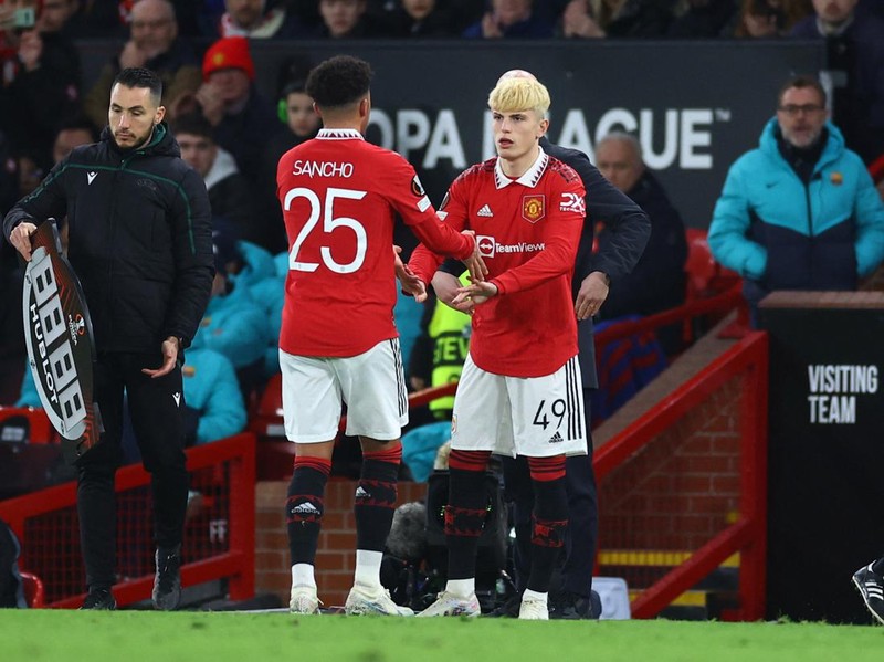 Soccer Football - Europa League - Play-Off Second Leg - Manchester United v FC Barcelona - Old Trafford, Manchester, Britain - February 23, 2023 Manchester United's Alejandro Garnacho comes on as a substitute to replace Jadon Sancho REUTERS/Carl Recine