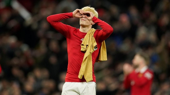 Manchester Uniteds Alejandro Garnacho celebrates at the end of the Europa League playoff second leg soccer match between Manchester United and Barcelona at Old Trafford stadium in Manchester, England, Thursday, Feb. 23, 2023. Manchester United won 2-1. (AP Photo/Dave Thompson)