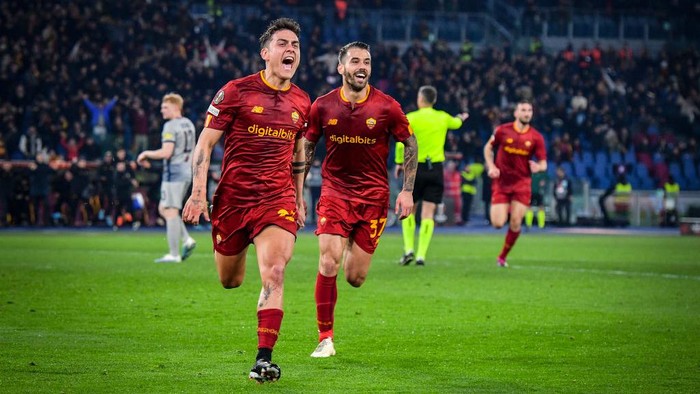 ROME, ITALY - FEBRUARY 23: Paulo Dybala of AS Roma celebrates after scoring the second goal for his team during the UEFA Europa League knockout round play-off leg two match between AS Roma and RB Salzburg at Stadio Olimpico on February 23, 2023 in Rome, Italy. (Photo by Fabio Rossi/AS Roma via Getty Images)