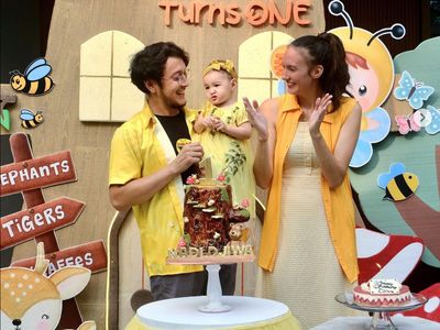 7 Foto Ultah Baby Djiwa Putri Bule Nadine Chandrawinata, Kompak Serba Kuning