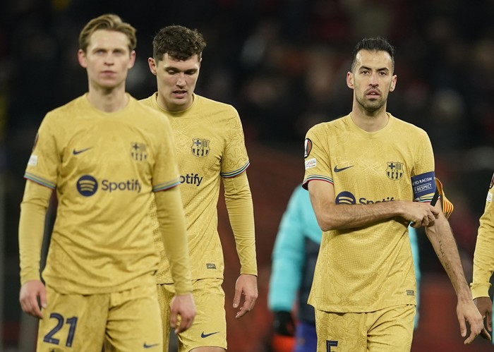 Barcelona Barcelona's Frenkie de Jong, left, Barcelona's Andreas Christensen, centre, and Barcelona's Sergio Busquets walk off the field at the end of the Europa League playoff second leg soccer match between Manchester United and Barcelona at Old Trafford stadium in Manchester, England, Thursday, Feb. 23, 2023. Manchester United won 2-1. (AP Photo/Dave Thompson)