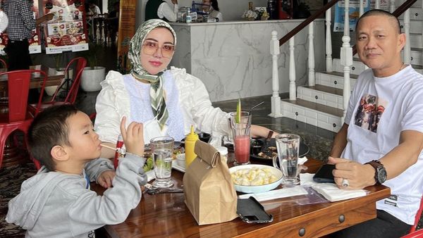 Bella Shofie Kompak Kulineran Bareng Keluarga, Ini Potret Manisnya