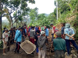 Senderan Jebol, Material Longsor Tutupi Ruas Jalan Kabupaten di Karangasem