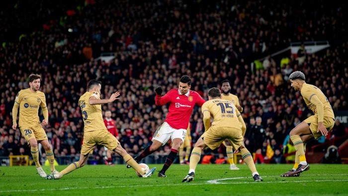 Casemiro, MU vs Barcelona MANCHESTER, ENGLAND - FEBRUARY 23: Casemiro of Manchester United controls the ball during the UEFA Europa League knockout round play-off leg two match between Manchester United and FC Barcelona at Old Trafford on February 23, 2023 in Manchester, England. (Photo by Ash Donelon/Manchester United via Getty Images)