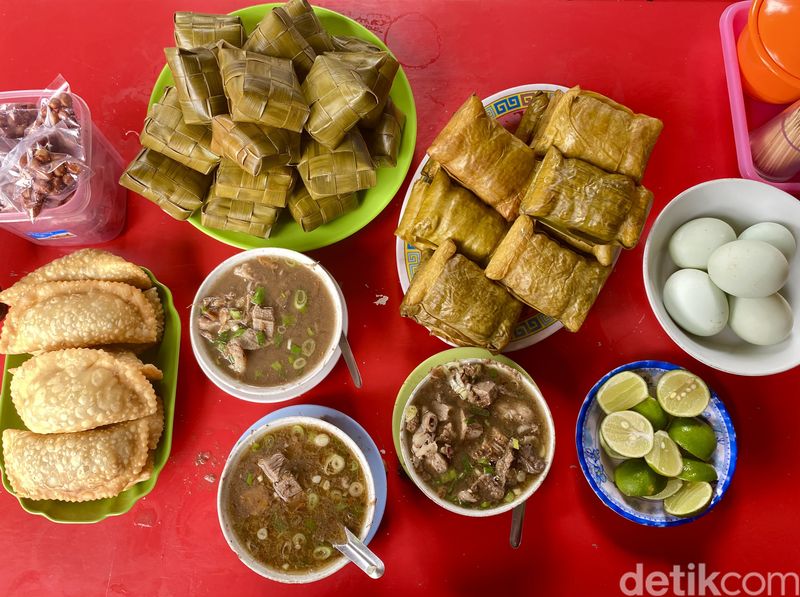 Coto Makassar Senen Syamsul Daeng Ngawing, berlokasi di Stasiun Pasar Senen. Tawarkan coto Makassar seharga Rp 30.000.