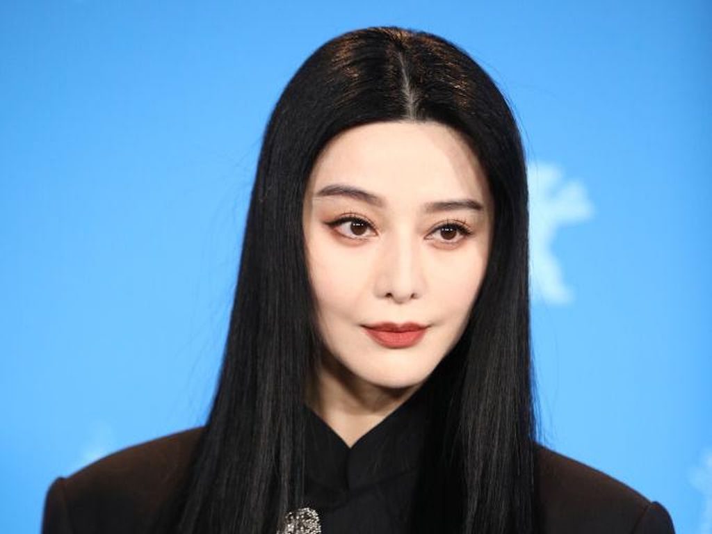 8 Gaya Fan Bingbing Nyaris Tanpa Senyum, Eksis Lagi Usai Skandal Pajak 8 Gaya Fan Bingbing Nyaris Tanpa Senyum, Eksis Lagi Usai Skandal Pajak