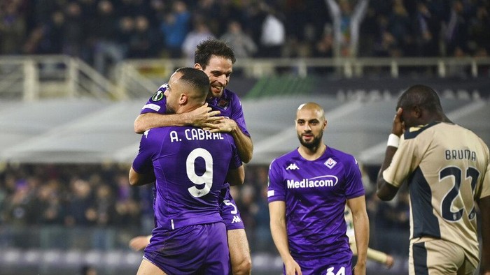 Fiorentinas Arthur Cabral, left, celebrates after scoring a goal during the Europa Conference League play-off second leg soccer match between Fiorentina and Braga at the Artemio Franchi Stadium, in Florence, Italy, Thursday Feb. 23, 2023. (Massimo Paolone/LaPresse via AP)