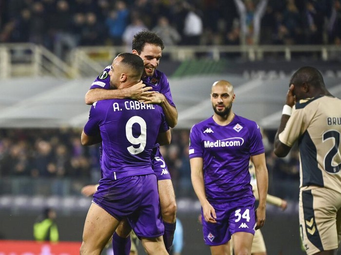 Fiorentina's Arthur Cabral, left, celebrates after scoring a goal during the Europa Conference League play-off second leg soccer match between Fiorentina and Braga at the Artemio Franchi Stadium, in Florence, Italy, Thursday Feb. 23, 2023. (Massimo Paolone/LaPresse via AP)
