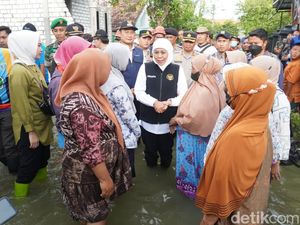 Gubernur Khofifah Salurkan 2.733 Paket Bantuan untuk Korban Banjir Lamongan