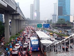 Jalan Gatot Subroto dari Cawang Sampai Flyover Kuningan Macet Parah!