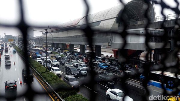 Hujan Sejak Pagi, Jalan Gatot Subroto Mengular Panjang