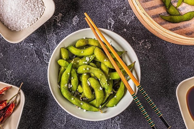 Jaga berat badan ideal sekaligus kesehatan Tubuh dengan camilan edamame/Foto:Freepik.com/Freepik Konsumsi edamame saat malem bisa membantu kamu kenyang tanpa takut gemuk.