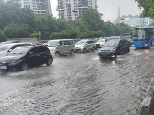Genangan di Jl Letjen S Parman ke Arah Tomang, Lalin Tersendat Genangan di Jl Letjen S Parman ke Arah Tomang, Lalin Tersendat