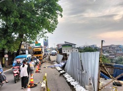 Jembatan Cikereteg Bogor Amblas, Kendaraan Besar Disarankan via Tol