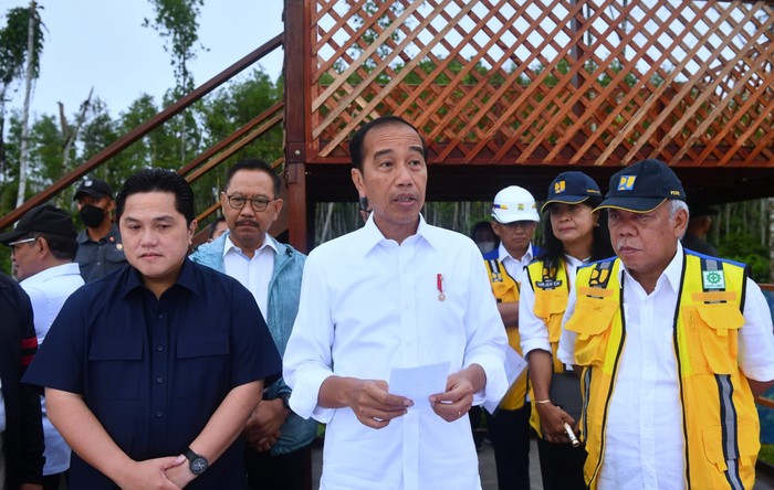 Jokowi saat meninjau Kawasan 1B, Ibu Kota Nusantara (IKN), Kabupaten Penajam Paser Utara, Jumat (24/3/2023).