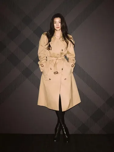 Jun Ji Hyun saat menghadiri Burberry 2023 F/W Collection Show di London