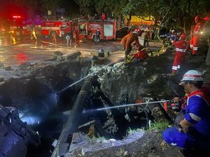 Butuh 13 Menit Atasi Kebakaran saat Penggantian Pipa BBM Perak Surabaya Butuh 13 Menit Atasi Kebakaran saat Penggantian Pipa BBM Perak Surabaya