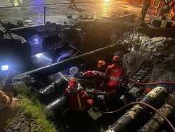 Kebakaran Pipa BBM di Dekat RS PHC Surabaya gegara Percikan Api Gerinda