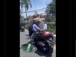 Kelakuan Turis Asing di Bali: Naik Xmax Pangku-pangkuan, Enggak Pakai Helm