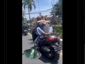 Kelakuan Turis Asing di Bali: Naik Xmax Pangku-pangkuan, Enggak Pakai Helm Kelakuan Turis Asing di Bali: Naik Xmax Pangku-pangkuan, Enggak Pakai Helm