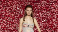 Potret Gunung Kondom di Milan Fashion Week, Terbuat dari 200 Ribu Kondom