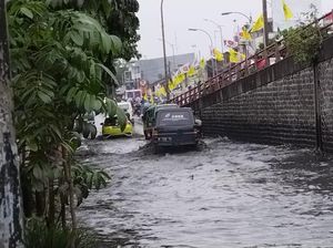Jalan Penghubung Kota Cimahi-Bandung Terendam Banjir, Arus Lalin Tersendat Jalan Penghubung Kota Cimahi-Bandung Terendam Banjir, Arus Lalin Tersendat