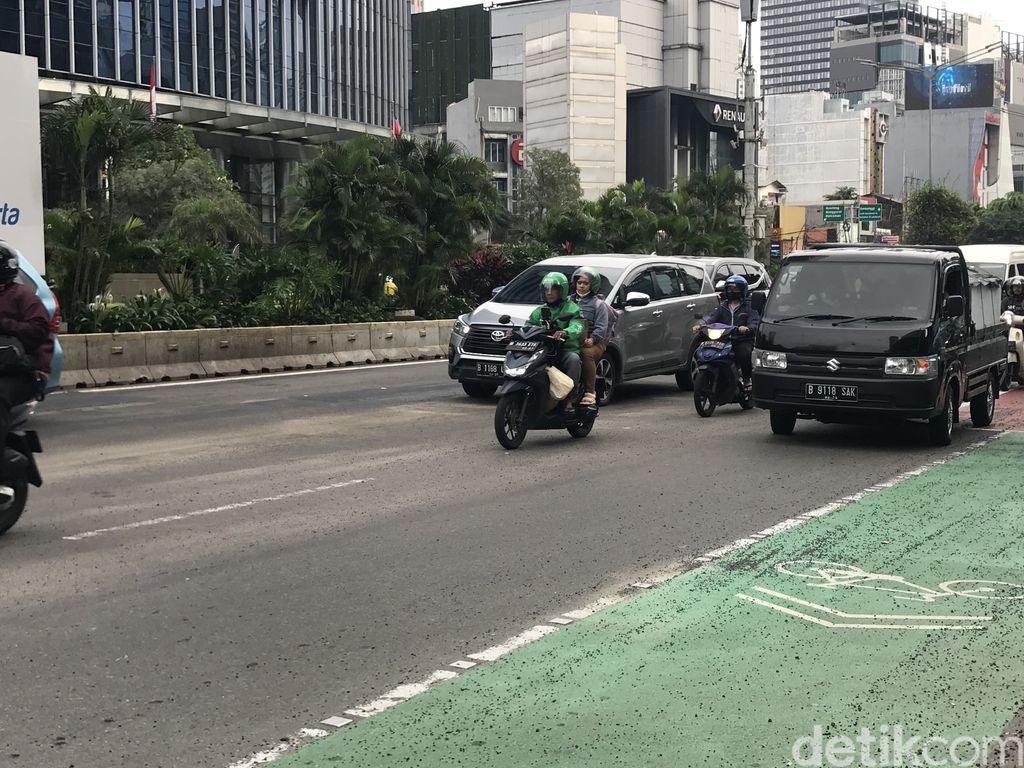 Kondisi Jl Sudirman dekat UOB Plaza, setelah ditambal, 24 Februari 2023. (Firda CAA/detikcom)