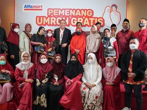Alfamart Berangkatkan 21 Konsumen Umrah Gratis