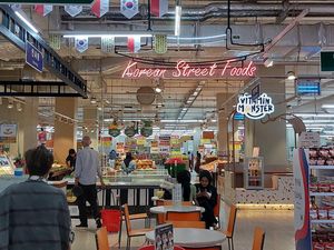 Daebak! Korean Street Food di Transmart Kokas Bikin Ngiler