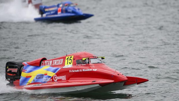 Pembalap tim Swedia, Kalle Vippo memacu kecepatan perahu motornya saat latihan bebas putaran pertama Kejuaraan Dunia Perahu Motor F1 Powerboat (F1H2O) 2023 di Danau Toba, Balige, Sumatera Utara, Jumat (24/2/2023). F1 Powerboat 2023 putaran pertama ini diikuti 20 pembalap dari 10 tim. ANTARA FOTO/M Risyal Hidayat/foc.