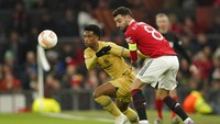 Sport menyebut bahwa bek kiri Barcelona Alejandro Balde menjadi target prioritas Man United. Tapi MU harus bersaing dengan Chelsea dan Manchester City. Foto: AP/Dave Thompson  