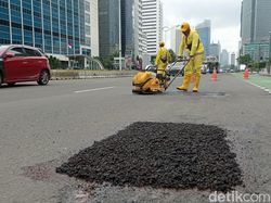 Tambal Sulam Lubang Jl Sudirman, Pengguna Jalan Ingin Aspal Bagus dan Awet
