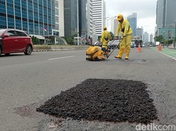 Tambal Sulam Lubang Jl Sudirman, Pengguna Jalan Ingin Aspal Bagus dan Awet