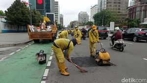 Lubang-lubang di Jalan MH Thamrin Mulai Ditambal