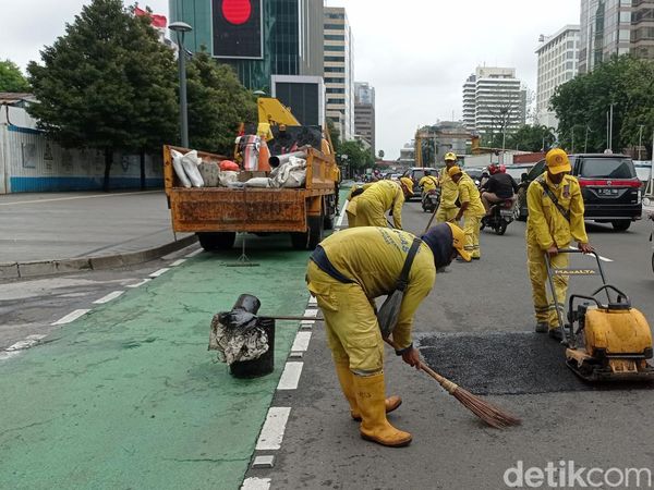 Lubang-lubang di Jalan MH Thamrin Mulai Ditambal