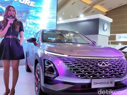 Luna Maya Beli Mobil Chery Omoda 5 di IIMS 2023