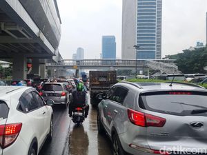 Jakarta Diguyur Hujan, Jalanan Macet! Jakarta Diguyur Hujan, Jalanan Macet!