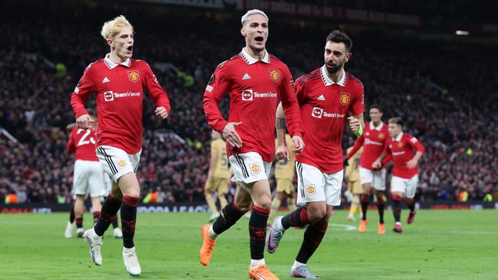 MANCHESTER, ENGLAND - FEBRUARY 23: Antony of Manchester United celebrates with teammates Bruno Fernandes and Alejandro Garnacho after scoring the teams second goal during the UEFA Europa League knockout round play-off leg two match between Manchester United and FC Barcelona at Old Trafford on February 23, 2023 in Manchester, England. (Photo by Alex Livesey - UEFA/UEFA via Getty Images)