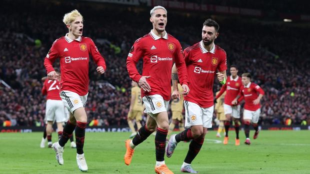 MANCHESTER, ENGLAND - FEBRUARY 23: Antony of Manchester United celebrates with teammates Bruno Fernandes and Alejandro Garnacho after scoring the team's second goal during the UEFA Europa League knockout round play-off leg two match between Manchester United and FC Barcelona at Old Trafford on February 23, 2023 in Manchester, England. (Photo by Alex Livesey - UEFA/UEFA via Getty Images)