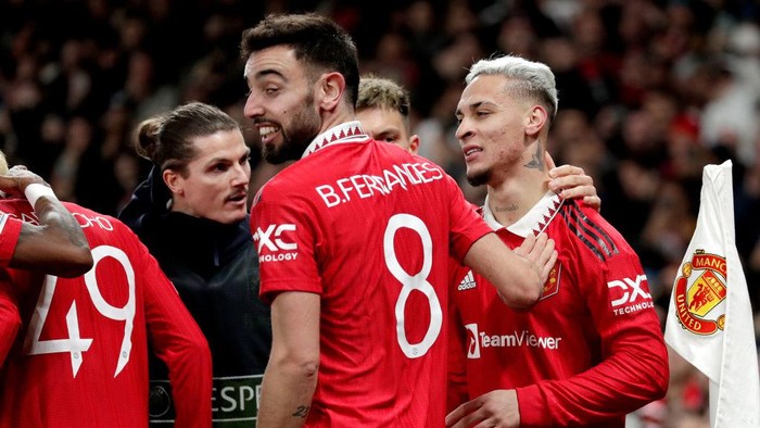 MANCHESTER, UNITED KINGDOM - FEBRUARY 23:  Antony of Manchester United celebrates 2-1 with Bruno Fernandes of Manchester United  during the UEFA Europa League   match between Manchester United v FC Barcelona at the Old Trafford on February 23, 2023 in Manchester United Kingdom (Photo by David S. Bustamante/Soccrates/Getty Images)