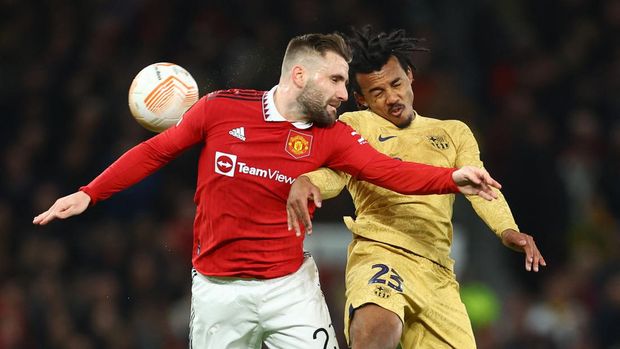 Soccer Football - Europa League - Play-Off Second Leg - Manchester United v FC Barcelona - Old Trafford, Manchester, Britain - February 23, 2023 Manchester United's Luke Shaw in action with FC Barcelona's Jules Kounde REUTERS/Carl Recine