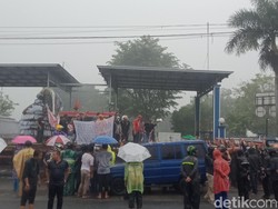 Hujan-hujan Warga Demo Tuntut Pabrik Air Kemasan di Klaten Ditutup