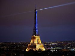Setahun Perang Ukraina, Menara Eiffel Dihiasi Cahaya Biru-Kuning