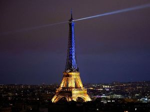 Setahun Perang Ukraina, Menara Eiffel Dihiasi Cahaya Biru-Kuning
