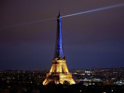 Setahun Perang Ukraina, Menara Eiffel Dihiasi Cahaya Biru-Kuning